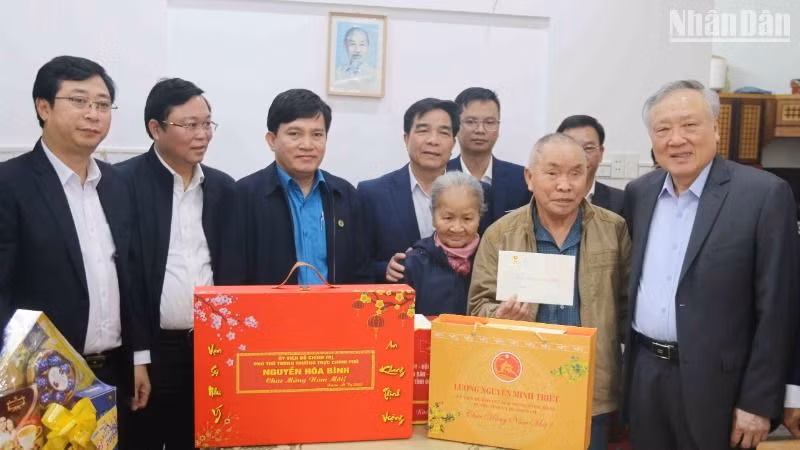 Phó Thủ tướng Thường trực Chính phủ Nguyễn Hòa Bình thăm, chúc Tết ông Nguyễn Kim Đức, thương binh ¼ ở khối phố 3, phường Vĩnh Điện, thị xã Điện Bàn.