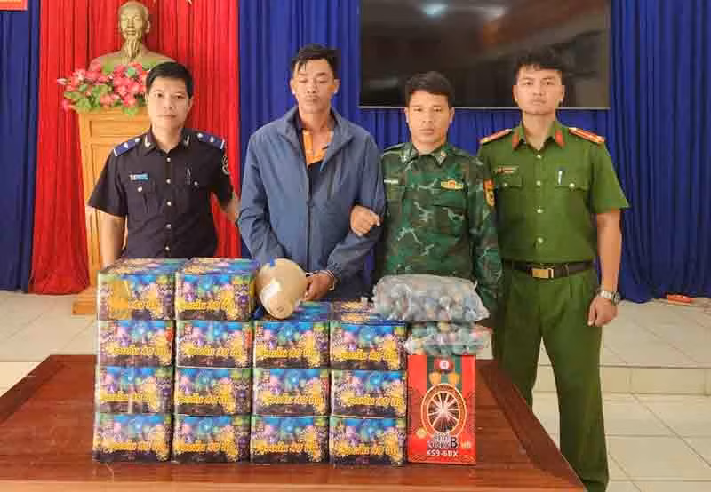 Lực lượng chức năng bắt đối tượng vận chuyển trái phép pháo lậu từ Lào về Việt Nam qua cửa khẩu quốc tế Nam Giang.
