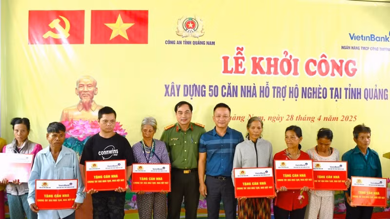 Lãnh đạo Công an tỉnh Quảng Nam và Ngân hàng Vietinbank-Chi nhánh Quảng Nam trao biểu trưng tặng nhà cho đại diện các hộ nghèo tại miền núi Quảng Nam.