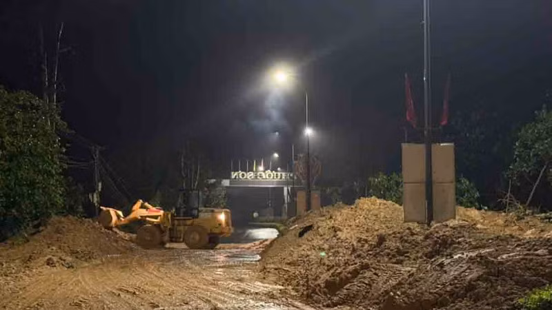 Điểm sạt lở đất trên đường Hồ Chí Minh tại khu vực cổng chào vào thị trấn Khâm Đức, huyện Phước Sơn được thông xe ngay trong đêm.