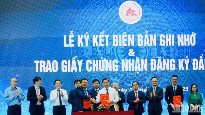 Ký kết các biên bản ghi nhớ hợp tác đầu tư giữa lãnh đạo Ủy ban nhân dân tỉnh Quảng Nam và các nhà đầu tư.