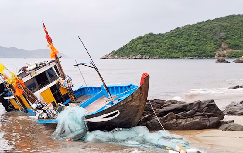 Chiếc ghe của ông Lê Hải hư hỏng nặng. (Ảnh H.C)