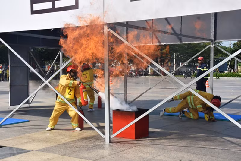 Các đội tham gia phần thi thực hành về triển khai lực lượng tổ chức dập tắt đám cháy.
