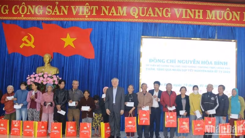 Phó Thủ tướng Thường trực Chính phủ Nguyễn Hòa Bình trao quà Tết tặng hộ nghèo và cận nghèo tại thị xã Điện Bàn.