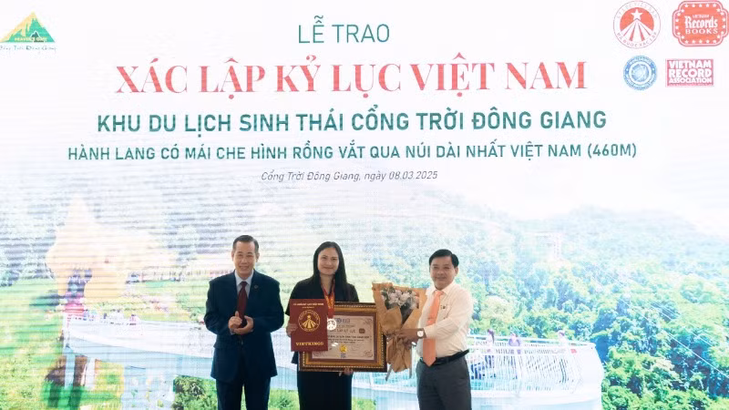 Đại diện Tổ chức kỷ lục Việt Nam trao chứng nhận kỷ lục Hành lang có mái che hình rồng vắt qua núi dài nhất Việt Nam.