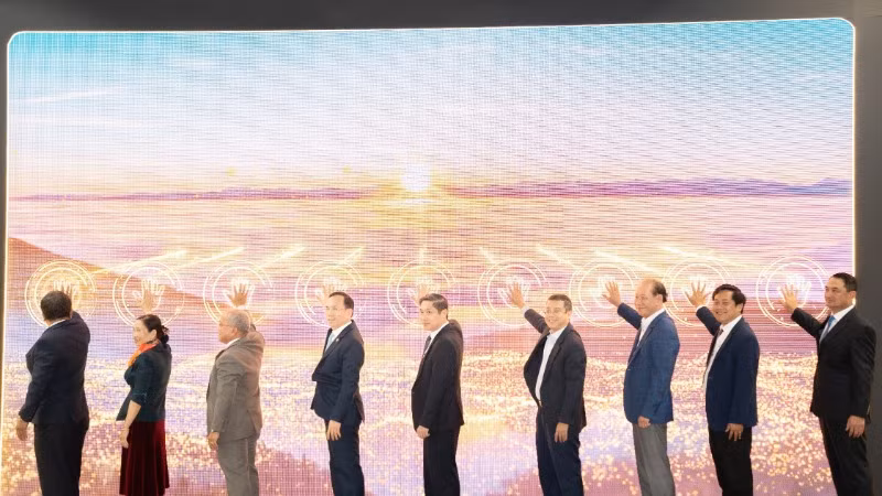 Đại diện lãnh đạo tỉnh Quảng Nam và các đơn vị thực hiện nghi thức hình thành cung đường di sản Hội An-Mỹ Sơn-Cổng trời Đông Giang: Nơi thiên nhiên giao hòa cùng văn hóa.