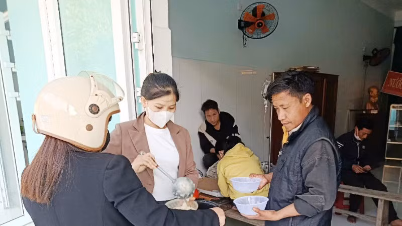 Trung tâm y tế huyện Nam Trà My phối hợp chính quyền địa phương vận dụng các nguồn để nấu cháo cung cấp cho các trẻ đang điều trị tại Trạm y tế xã Trà Leng.