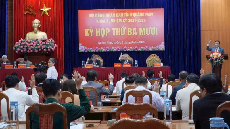 Các đại biểu Hội đồng nhân dân tỉnh Quảng Nam biểu quyết thông qua các nghị quyết. 