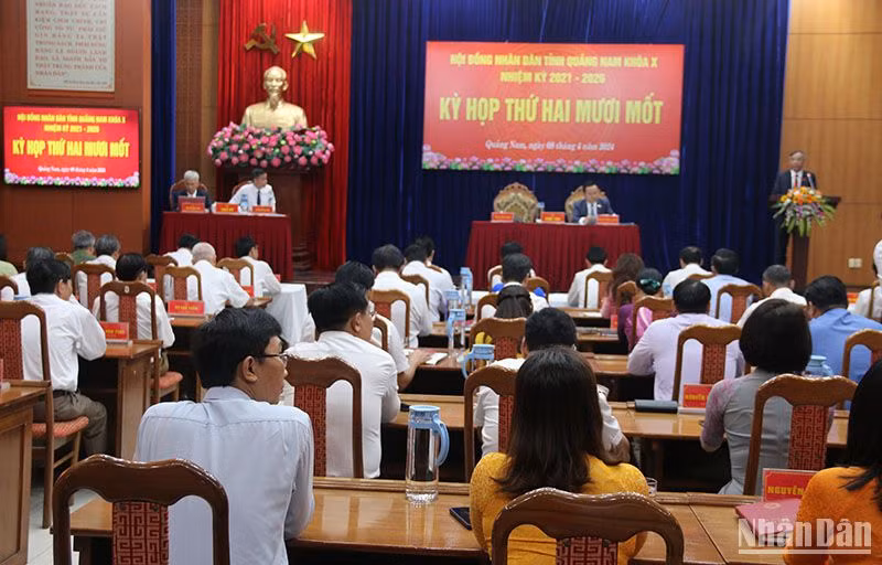 Phó Chủ tịch Hội đồng nhân dân tỉnh Quảng Nam Trần Xuân Vinh phát biểu khai mạc kỳ họp thứ 21.