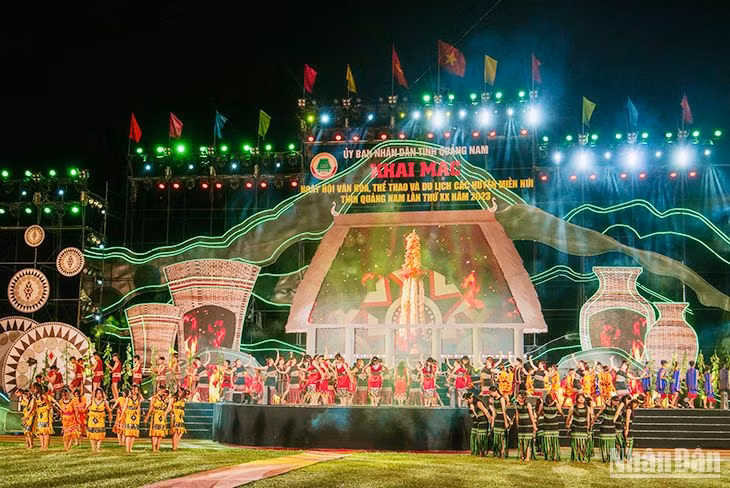 Một trong những tiết mục múa đặc sắc tại Chương trình nghệ thuật khai mạc Ngày hội Văn hóa, Thể thao và Du lịch các huyện miền núi Quảng Nam lần thứ 20.