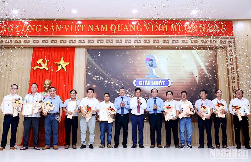 Các đồng chí lãnh đạo tỉnh Quảng Nma trao Giải thưởng Báo chí Huỳnh Thúc Kháng cho các tác giả, nhóm tác giả có tác phẩm đoạt giải Nhất