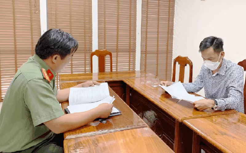 Cán bộ Phòng An ninh chính trị nội bộ Công an tỉnh Quảng Nam làm việc với ông T.R.