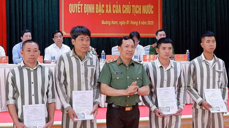 Trung tướng Lê Văn Tuyến, Thứ trưởng Công an trao quyết định đặc xá và căn cước công dân cho phạm nhân. (Ảnh: ĐOÀN ĐẠO)