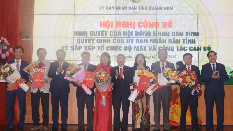 Các đồng chí Thường trực Tỉnh ủy Quảng Nam trao quyết định và hoa tặng các đồng chí giám đốc, phó giám đốc sở nghỉ hưu trước tuổi.