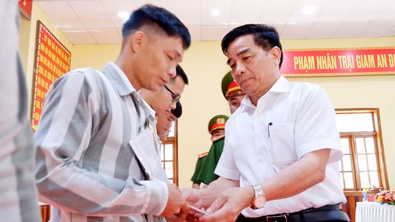 Chủ tịch Ủy ban nhân dân tỉnh Quảng Nam Lê Văn Dũng trao quyết định đặc xá và căn cước công dân cho phạm nhân. (Ảnh: ĐOÀN ĐẠO)