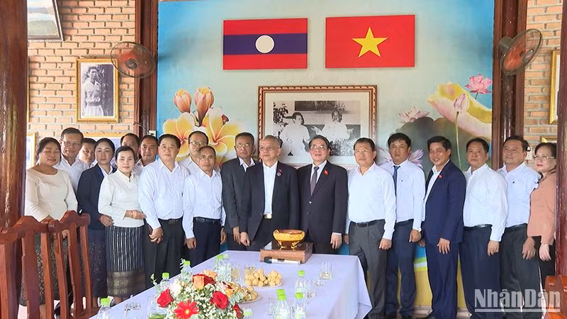 Phó Chủ tịch Quốc hội Nguyễn Đức Hải và Phó Chủ tịch Quốc hội Lào Sommad Pholsena cùng Đoàn công tác của Quốc hội 2 nước đã đến thăm, viếng hương Khu kháng chiến Hạ Lào (tại huyện Phú Ninh, Quảng Nam).
