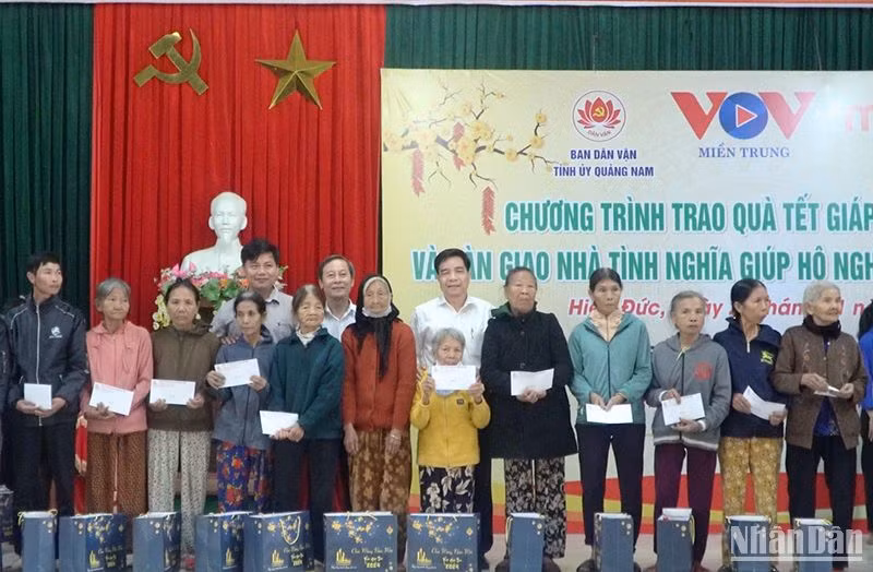 Trao quà Tết tặng hộ nghèo khó khăn tại huyện Hiệp Đức.