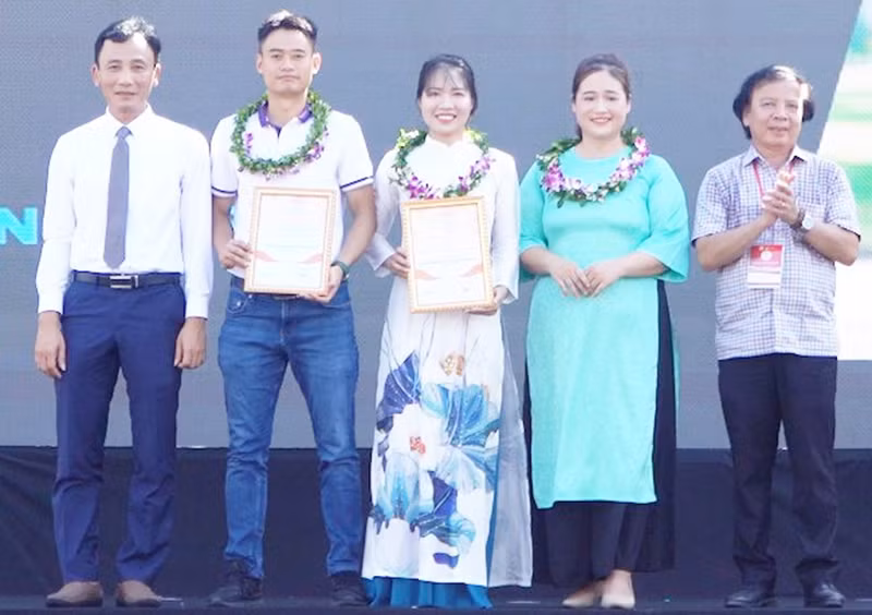 Tuyên dương, khen thưởng các dự án đoạt giải Nhất cuộc thi Tìm kiếm tài năng khởi nghiệp Quảng Nam 2024.