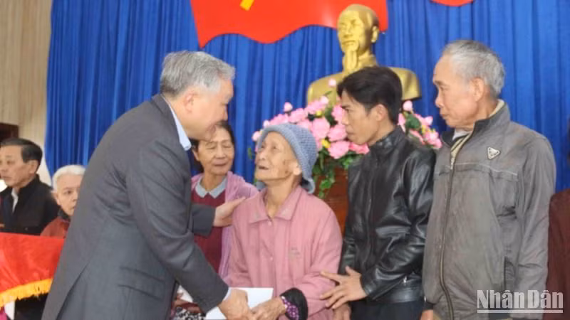 Phó Thủ tướng Thường trực Chính phủ Nguyễn Hòa Bình trao quà Tết tặng hộ nghèo tại thị xã Điện Bàn.