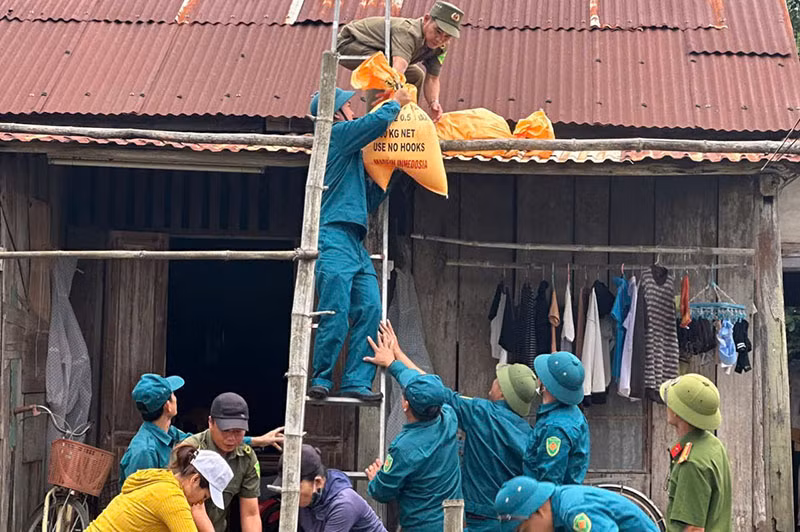 Lực lượng vũ trang giúp người dân huyện Tiên Phước chằng chống lại nhà cửa, ứng phó bão số 6.