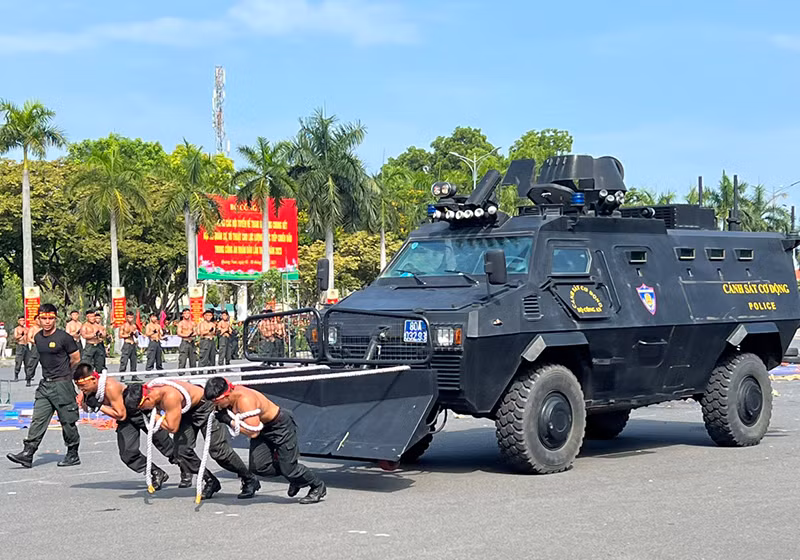 Các cán bộ, chiến sĩ biểu diễn một số nội dung tại lễ khai mạc.