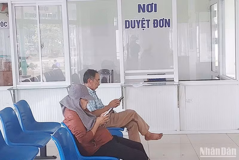 Bệnh viện Y học cổ truyền Quảng Nam thực hiện nhiệm vụ khám, chữa bệnh đa khoa và phục hồi chức năng bằng y học cổ truyền, kết hợp y học cổ truyền với y học hiện đại.