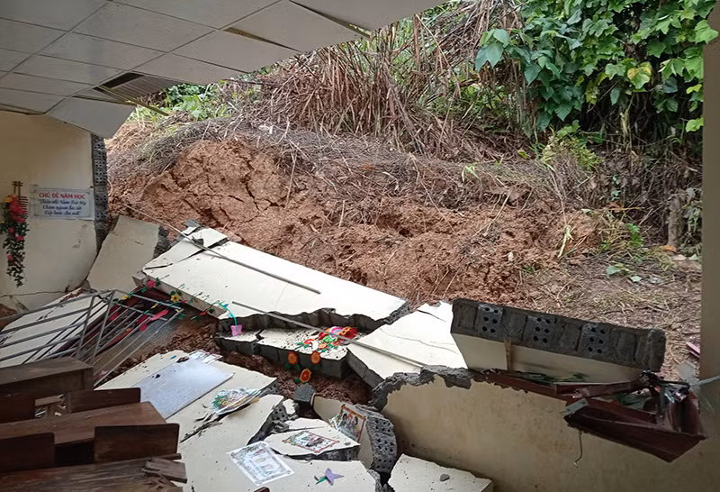 Mưa to làm quả đồi phía sau sạt lở, đổ xuống gây sập tường phòng học.