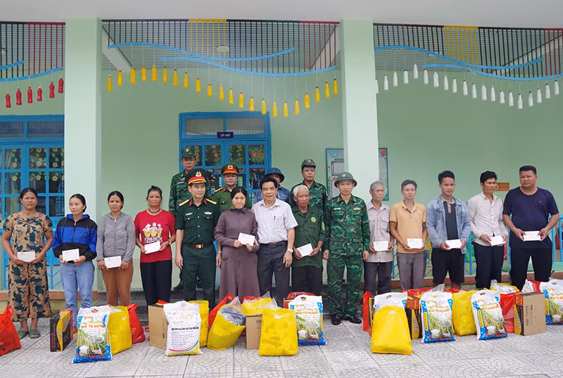 Chủ tịch Ủy ban nhân dân tỉnh Quảng Nam Lê Văn Dũng trao quà, hỗ trợ 11 hộ dân ở 56B, xã Đắc Pre vừa được sơ tán ra khỏi vùng nguy cơ sạt lở đất