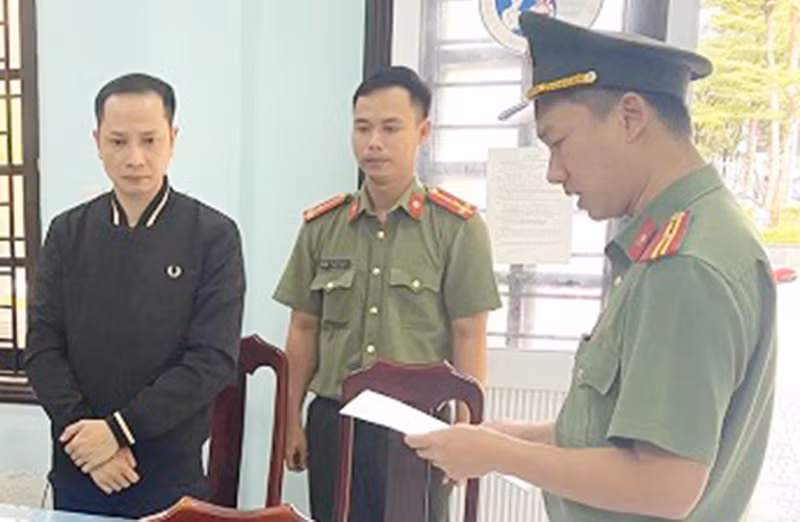 Công an tỉnh Quảng Nam thực hiện lệnh bắt tạm giam đối với Nguyễn Quang Tứ.