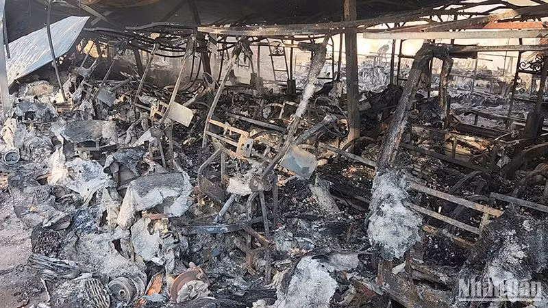 Hiện trường vụ cháy xe điện trong khuôn viên Trường Cao đẳng Điện lực miền trung.