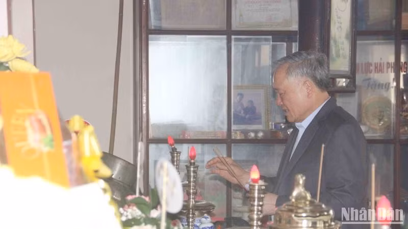 Phó Thủ tướng Thường trực Chính phủ Nguyễn Hòa Bình viếng hương tại Nhà lưu niệm Mẹ Việt Nam anh hùng Nguyễn Thị Thứ tại thị xã Điện Bàn.