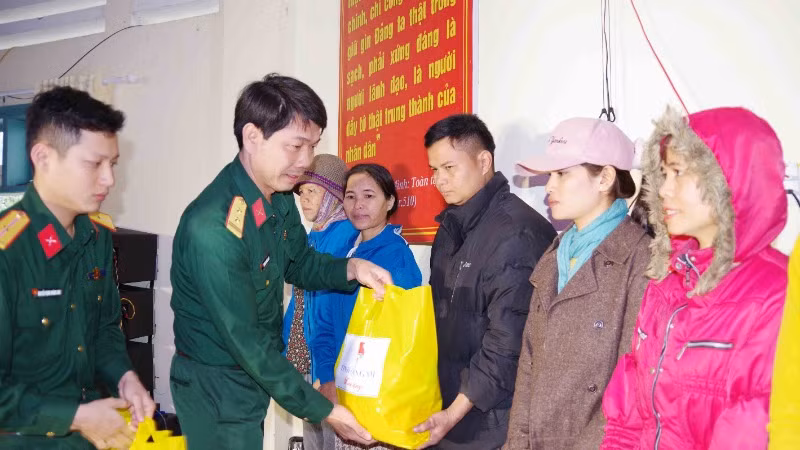 Bộ Chỉ huy Quân sự tỉnh trao 120 suất quà tặng gia đình chính sách, hộ nghèo nhân dịp đón Tết cổ truyền.