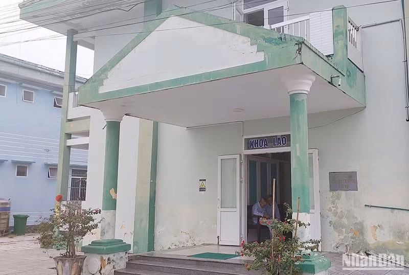 Khoa Lão, Bệnh viện Y học cổ truyền Quảng Nam, nơi tiếp nhận nhiều bệnh nhân cao tuổi đến điều trị.