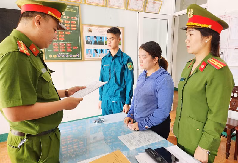 Công an đọc lệnh bắt tạm giam đối với Nguyễn Thị Diễm My