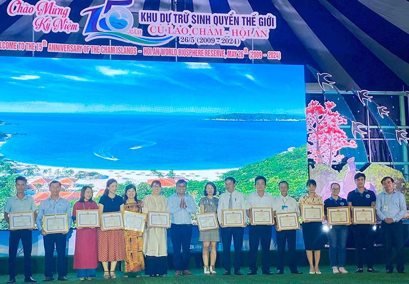 Tuyên dương, khen thưởng các tập thể, cá nhân có nhiều đóng góp trong công tác bảo tồn, phát huy giá trị Khu dự trữ sinh quyển Cù Lao Chàm-Hội An. 
