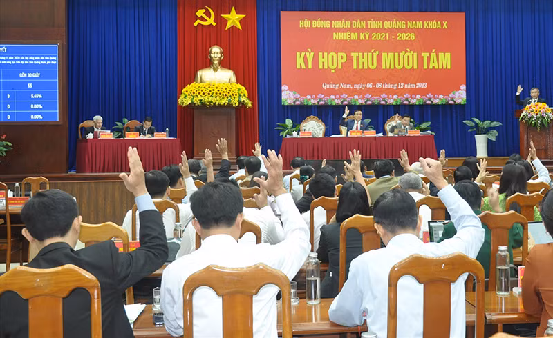 Đại biểu Hội đồng nhân dân tỉnh biểu quyết thông qua 26 nghị quyết.