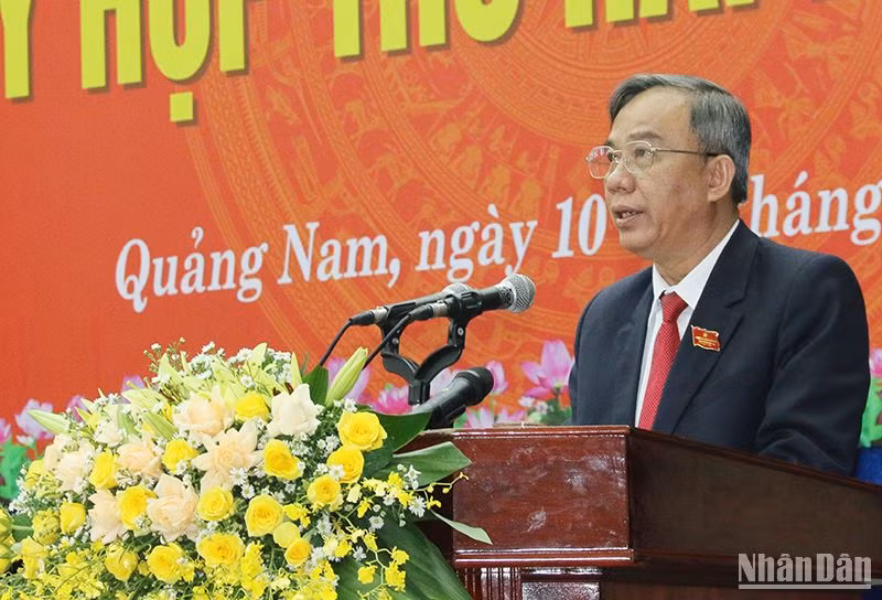 Phó Chủ tịch Hội đồng nhân dân tỉnh Trần Xuân Vinh phát biểu khai mạc kỳ họp thứ 24, Hội đồng nhân dân tỉnh Quảng Nam khóa X.