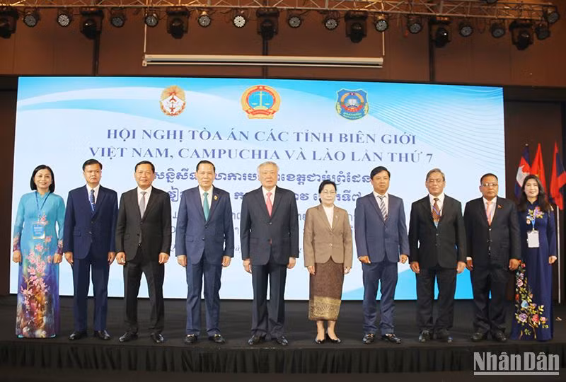 Đồng chí Nguyễn Hòa Bình (thứ 5 từ trái sang) với các đại biểu dự Hội nghị Tòa án các tỉnh biên giới Việt Nam, Campuchia và Lào lần thứ 7
