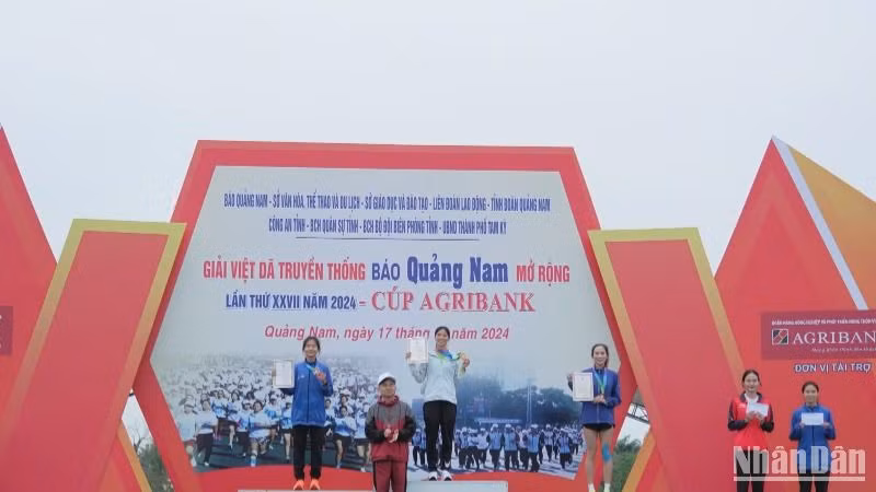 Ban tổ chức trao thưởng cho các vận động viên đoạt giải.