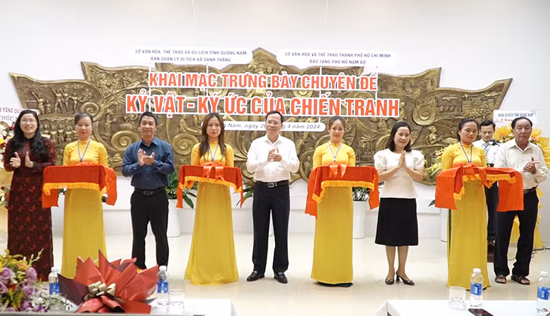 Cắt băng khai trương Không gian trưng bày “Kỷ vật-Ký ức chiến tranh”.