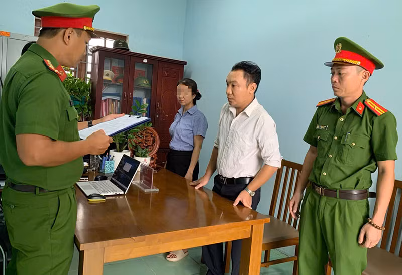 Công an huyện Núi Thành tống đạt quyết định khởi tố bị can, thi hành lệnh bắt tạm giam đối với Trần Ngọc Vũ.