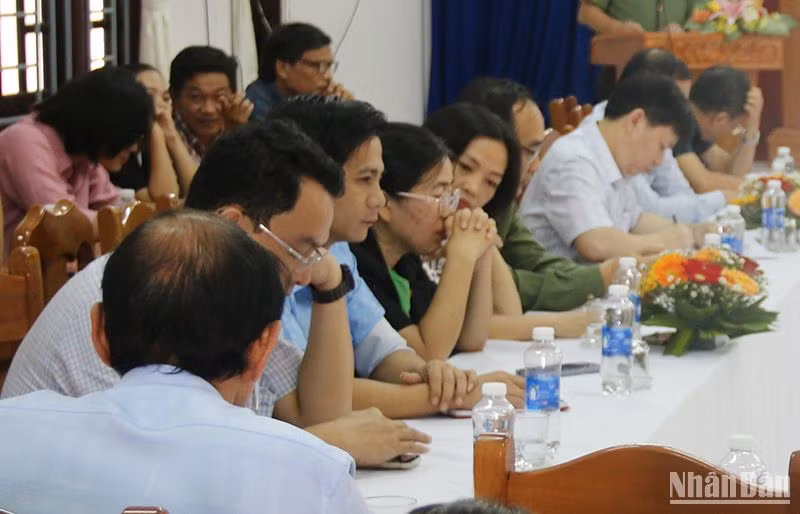 Các đại biểu và hội viên Hội Nhà báo tỉnh Quảng Nam trao đổi, thảo luận nhằm xác định vai trò xung kích của báo chí trong việc nhận diện các âm mưu, thủ đoạn của các thế lực thù địch.