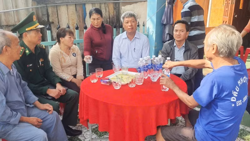 Phó Chủ tịch Ủy ban nhân dân tỉnh Hồ Quang Bửu (thứ 3 từ trái sang) thăm hỏi, động viên gia đình có người thân gặp nạn do tàu chìm ngày 21/3.