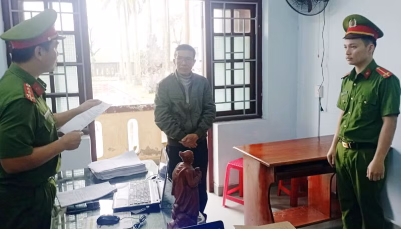 Công an tống đạt các quyết định đối với ông Ung Thượng Hiền.