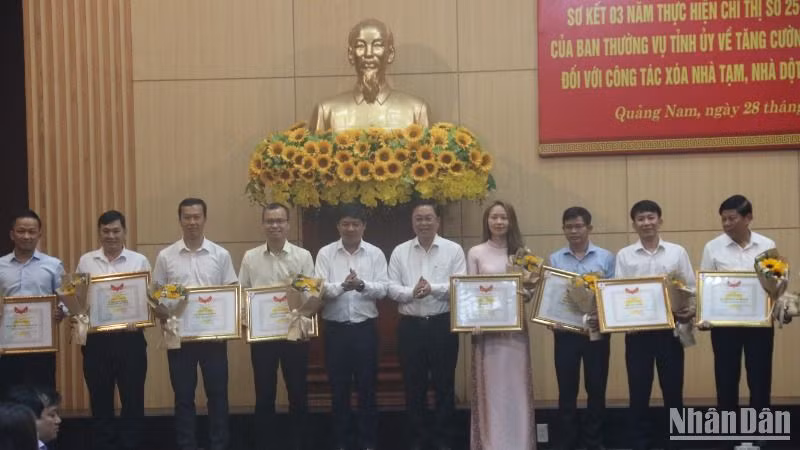 Lãnh đạo tỉnh Quảng Nam trao Bằng khen cho các tập thể, cá nhân đã có nhiều đóng góp tích cực trong công tác xóa nhà tạm, nhà dột nát trên địa bàn tỉnh.