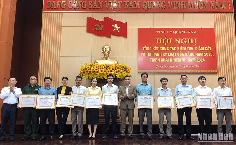 Khen thưởng các tập thể, cá nhân có thành tích xuất sắc trong thực hiện nhiệm vụ kiểm tra, giám sát năm 2023,