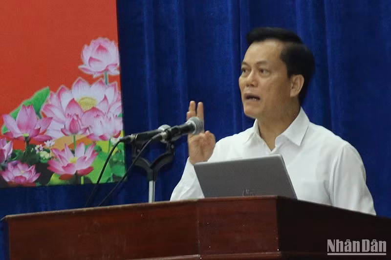 Thứ trưởng Ngoại giao Hà Kim Ngọc báo cáo nội dung chuyên đề “Tình hình thời sự quốc tế, trong nước và công tác đối ngoại của Đảng, Nhà nước”.