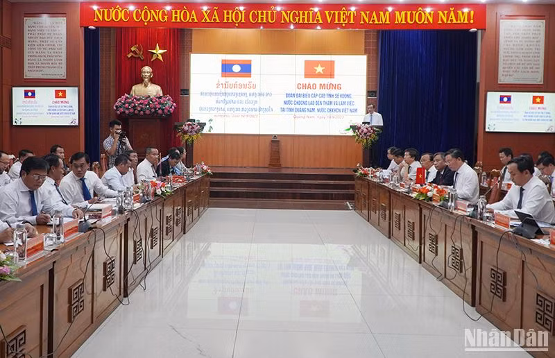 Quang cảnh buổi làm việc.