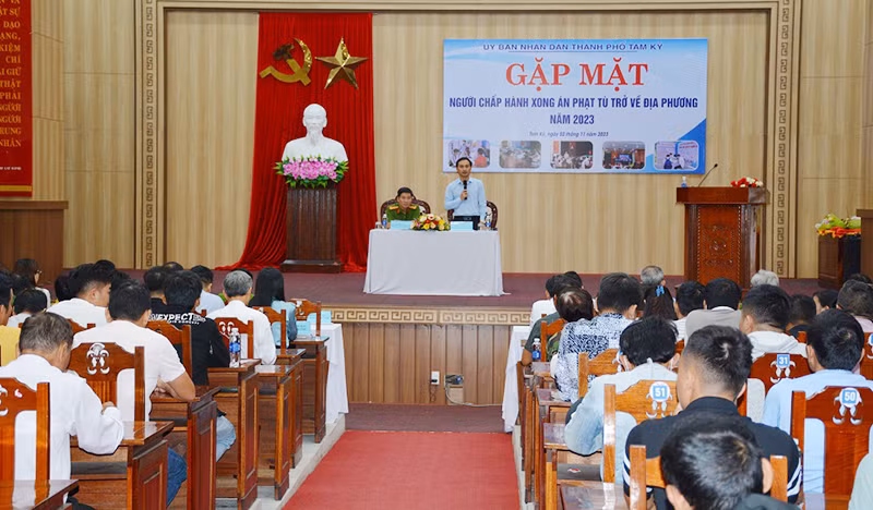 Ủy ban nhân dân thành phố Tam Kỳ gặp mặt người chấp hành xong án phạt tù trở về địa phương.