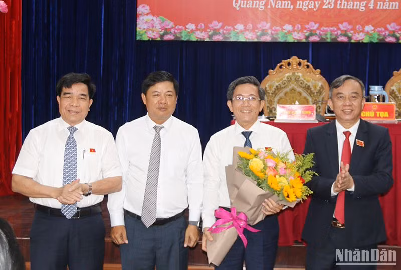 Lãnh đạo tỉnh Quảng Nam chúc mừng đồng chí Trần Nam Hưng giữ chức Phó Chủ tịch Ủy ban nhân dân tỉnh nhiệm kỳ 2021-2026.